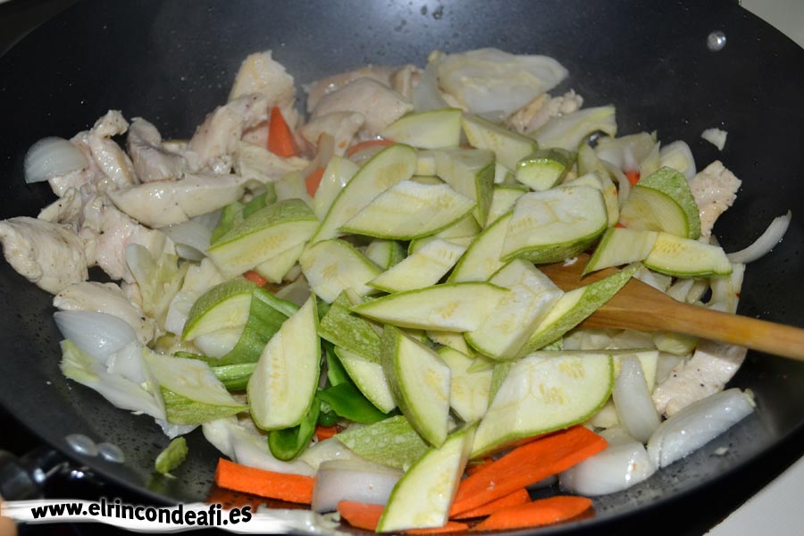Pollo con verduras y salsa de ostras al wok, añadir el calabacín
