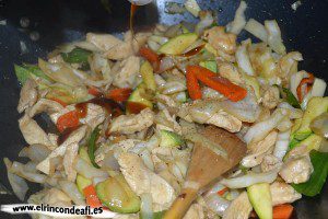 Pollo con verduras y salsa de ostras al wok, añadir bambú y salsa de ostras al gusto