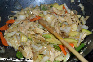 Pollo con verduras y salsa de ostras al wok, corregir de sal y añadir brotes de soja