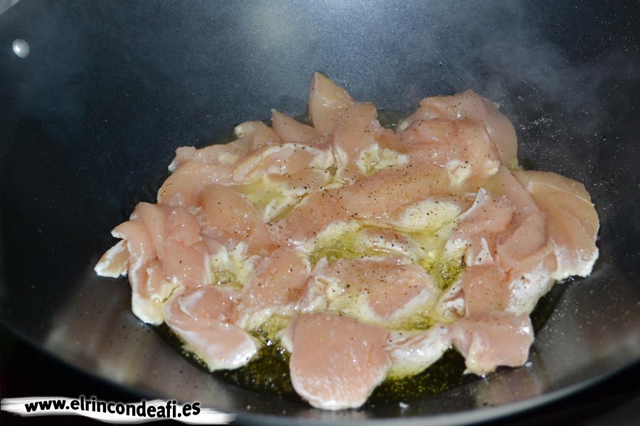 Pollo con verduras y salsa de ostras al wok, añadir pollo troceado y salpimentado