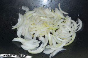 Ternera con setas y salsa de soja al wok, pochar la cebolla