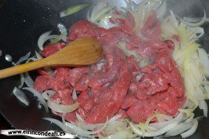 Ternera con setas y salsa de soja al wok, añadir la ternera
