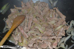 Ternera con setas y salsa de soja al wok, dejar que se cocine