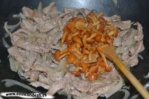 Ternera con setas y salsa de soja al wok, añadir las setas