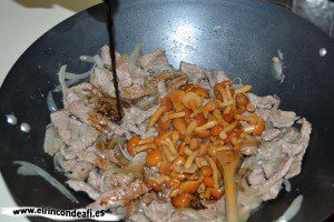 Ternera con setas y salsa de soja al wok, añadir la salsa de soja