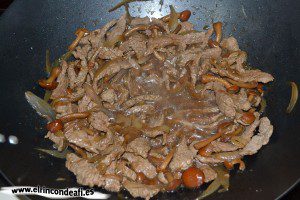 Ternera con setas y salsa de soja al wok, dejar que se incorporen los sabores