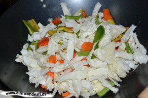 Verduras con salsa agridulce salteadas al wok, añadir col, habichuelas, zanahorias y pimiento troceados