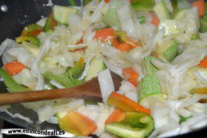 Verduras con salsa agridulce salteadas al wok, remover bien