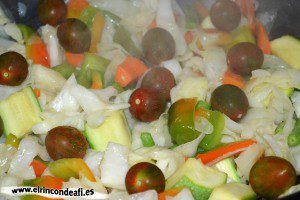 Verduras con salsa agridulce salteadas al wok, añadir tomates cherry