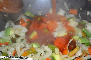 Verduras con salsa agridulce salteadas al wok, añadir salsa agridulce