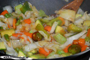Verduras con salsa agridulce salteadas al wok, remover bien y servir