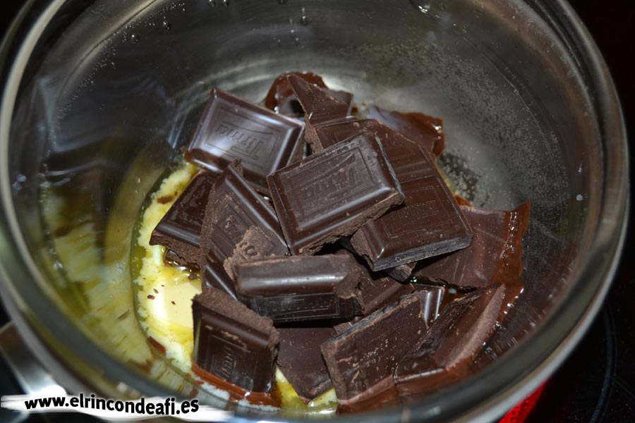Bizcocho de chocolate, fundir el chocolate con mantequilla