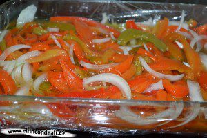 Ensalada de pimientos, mezclar los ingredientes y guardar en la nevera