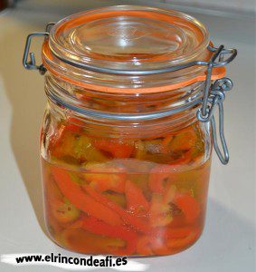 Ensalada de pimientos, guardar sin cebolla en un tarro si se desea