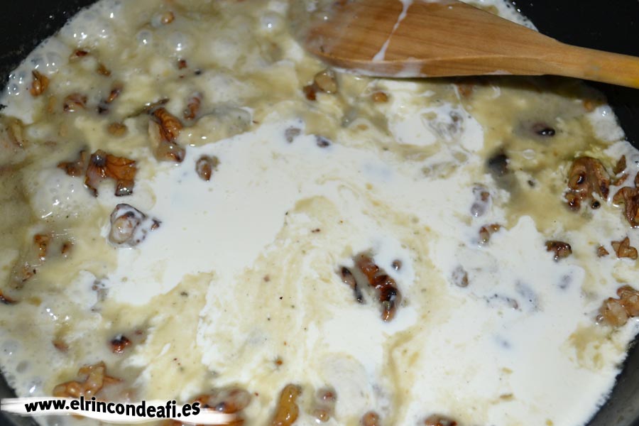 Pasta con nueces y queso gorgonzola, añadir la nata