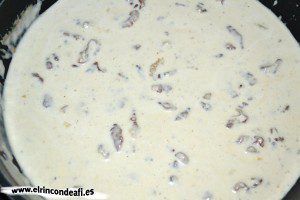 Pasta con nueces y queso gorgonzola, dejamos que reduzca la nata