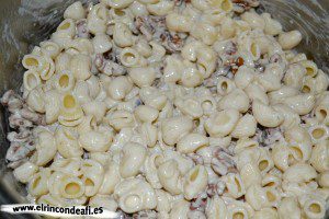 Pasta con nueces y queso gorgonzola, añadir la pasta