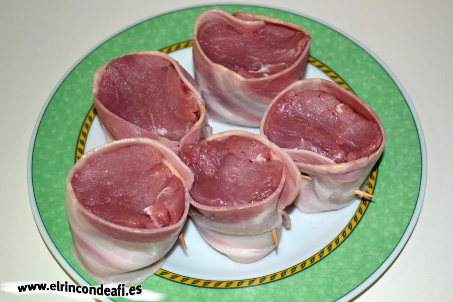 Solomillo de cerdo envuelto en bacon, envolver con bacon y sujetar con un palillo
