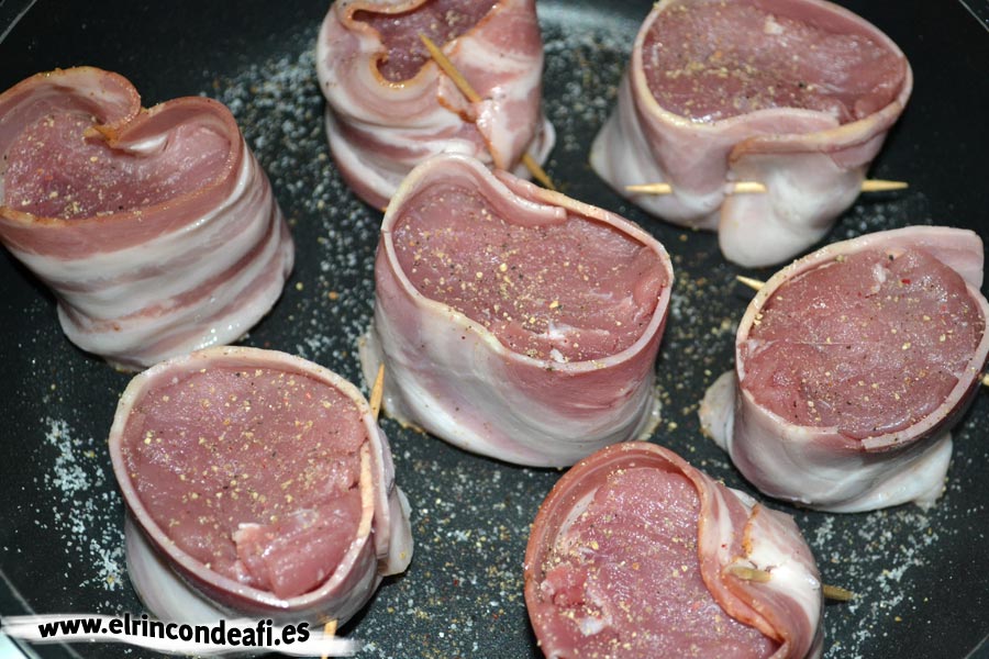 Solomillo de cerdo envuelto en bacon, dejar que se dore la carne