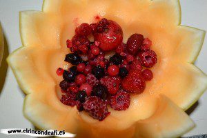 Melón relleno de frutas, rellenar con los frutos rojos