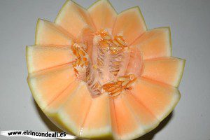 Melón relleno de frutas, cortar el melón en zig zag
