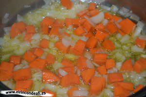 Paella de pollo con verduras, añadimos las zanahorias