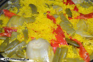 Paella de pollo con verduras, dejar que se cocine el arroz