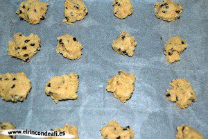 Cookies, poner porciones de masa en el horno