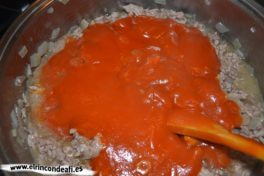 Musaka, añadir la salsa de tomate a la carne