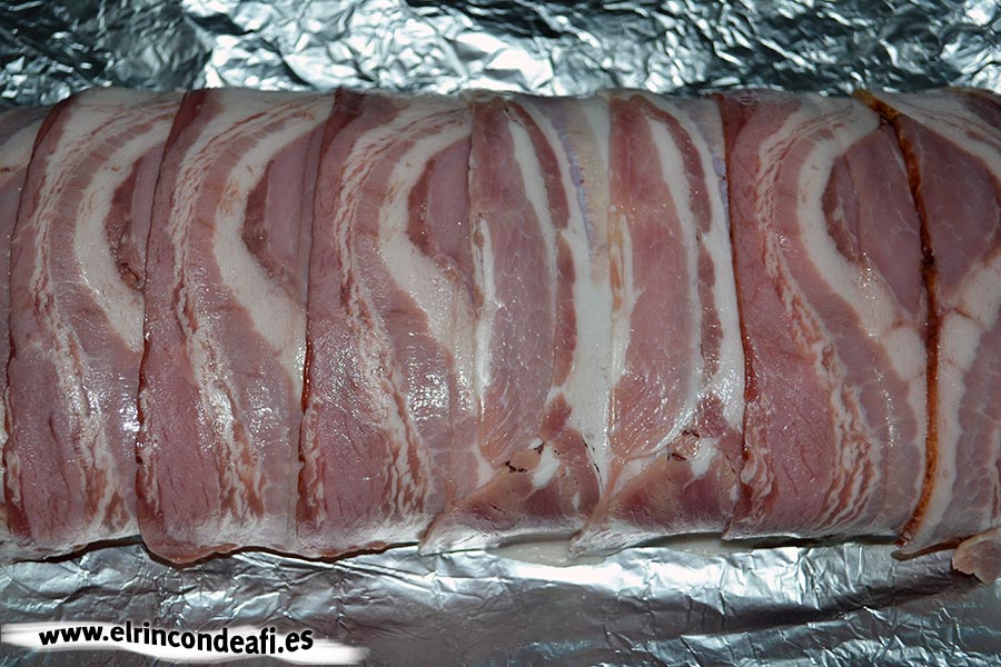 Rocambole de carne picada, envolver en bacon