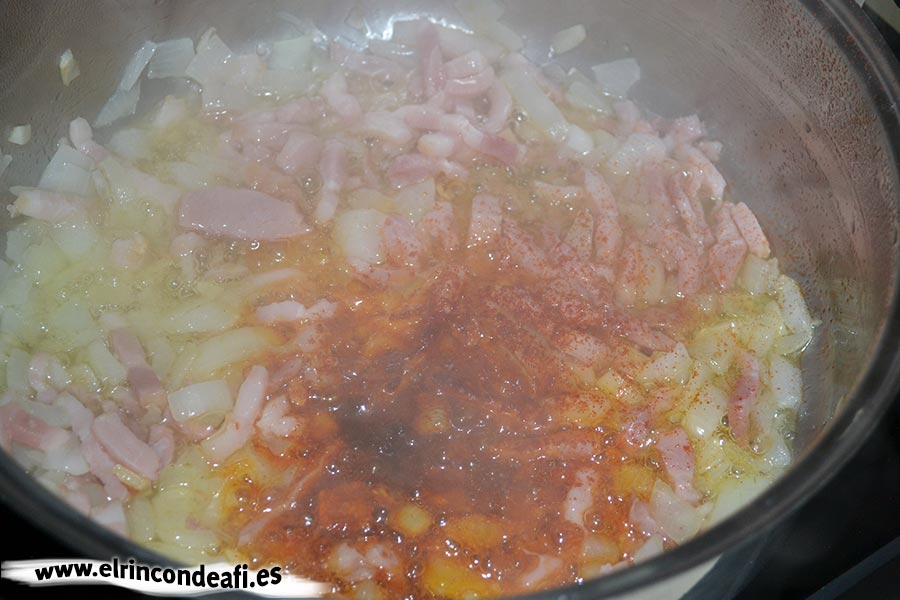Tortellini con tomate y bacon, añadir el pimentón