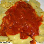 Tortellini con tomate y bacon