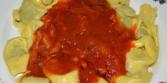 Tortellini con tomate y bacon