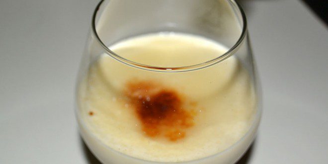 Crème brulée flambeada con lecho de mermelada de frambuesa