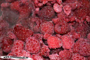 Crème brulée flambeada con lecho de mermelada de frambuesa, frambuesas congeladas