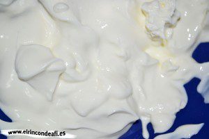 Crème brulée flambeada con lecho de mermelada de frambuesa, disponer el yogur con la nata