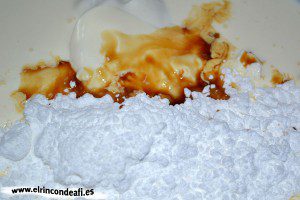 Crème brulée flambeada con lecho de mermelada de frambuesa, añadir extracto de vainilla