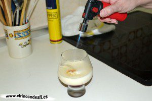 Crème brulée flambeada con lecho de mermelada de frambuesa, flambear con la pistola
