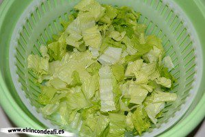 Ensalada de melón, langostinos, lechuga y aguacate, cortar, lavar y secar la lechuga