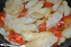 Filetes de gallo con sofrito, dejar que se mezclen los ingredientes