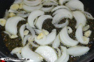 Filetes de gallo con sofrito, pochar la cebolla