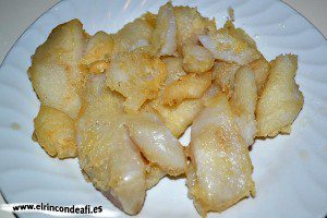 Filetes de gallo con sofrito, freír los filetes de gallo