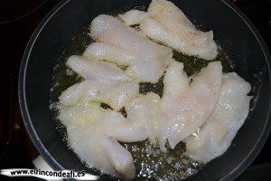 Filetes de gallo con sofrito, freír los filetes de gallo en aceite de oliva