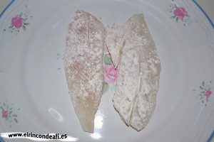 Filetes de gallo con sofrito, pasar los filetes de gallo por harina