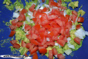 Guacamole, añadir el tomate sin piel, sin pipas y troceado