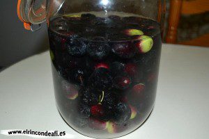 Aceitunas con mojo canario, cubrir con agua