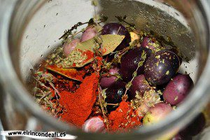 Aceitunas con mojo canario, añadir las hierbas