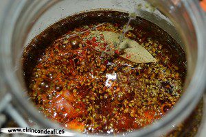 Aceitunas con mojo canario, dejar macerar