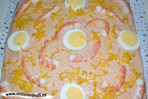 Pastel de langostinos, cubrir la tapa de pan de salsa rosa y decorar