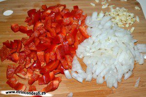 Caldo de millo, picar las cebolla, el pimiento y los ajos